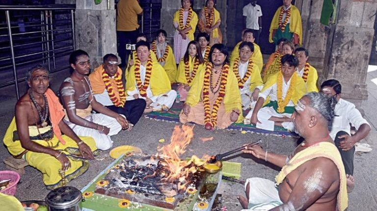 Japanese nationals  worshiped for the Tamil language at Thittai Vasishteswarar temple